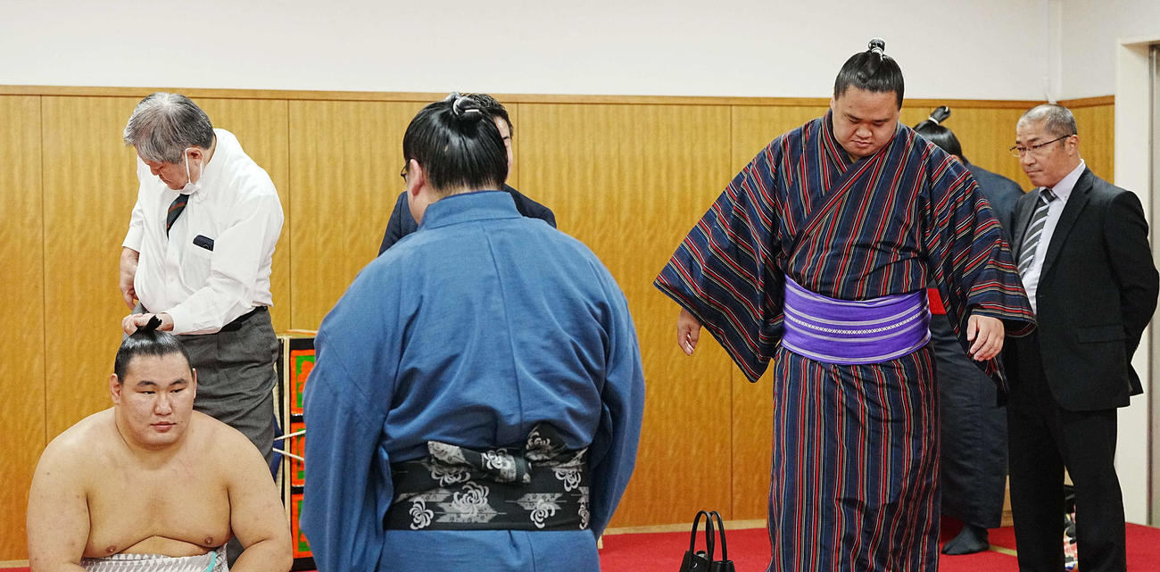 25年11月、支度部屋で豊昇龍（左）の髪を整える床辰の様子を見守る床秀（右）
