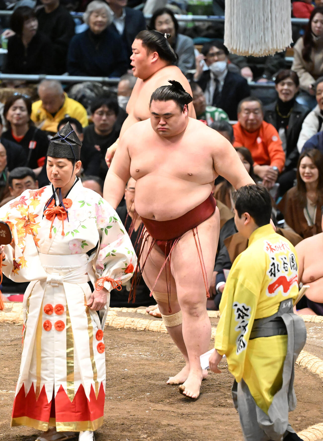 大相撲春場所初日、大栄翔（右）を押し出しで破る隆の勝　行司は式守勘太夫（2026年3月7日撮影）