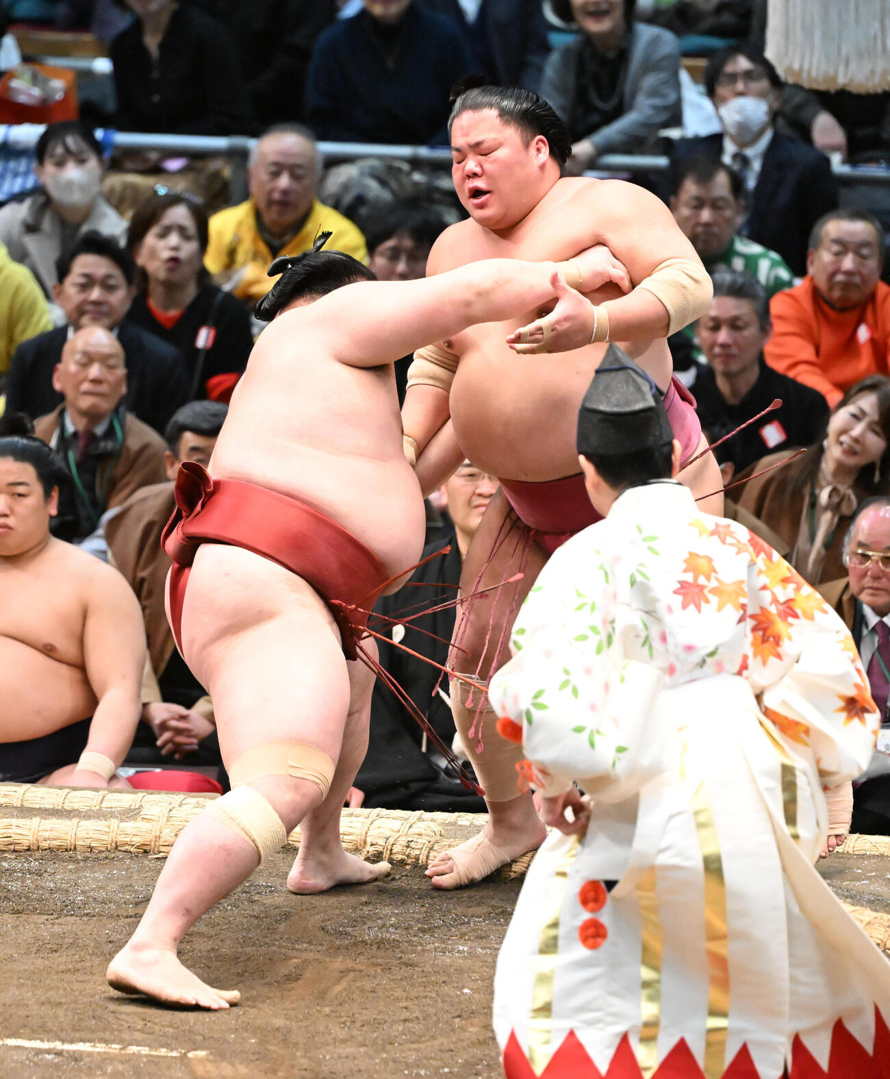 大相撲春場所初日、大栄翔（右）を押し出しで破る隆の勝　行司は式守勘太夫（2026年3月7日撮影）