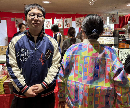 大人気のスカジャン。左はネイビー。右はピンクのリバーシブルの裏側