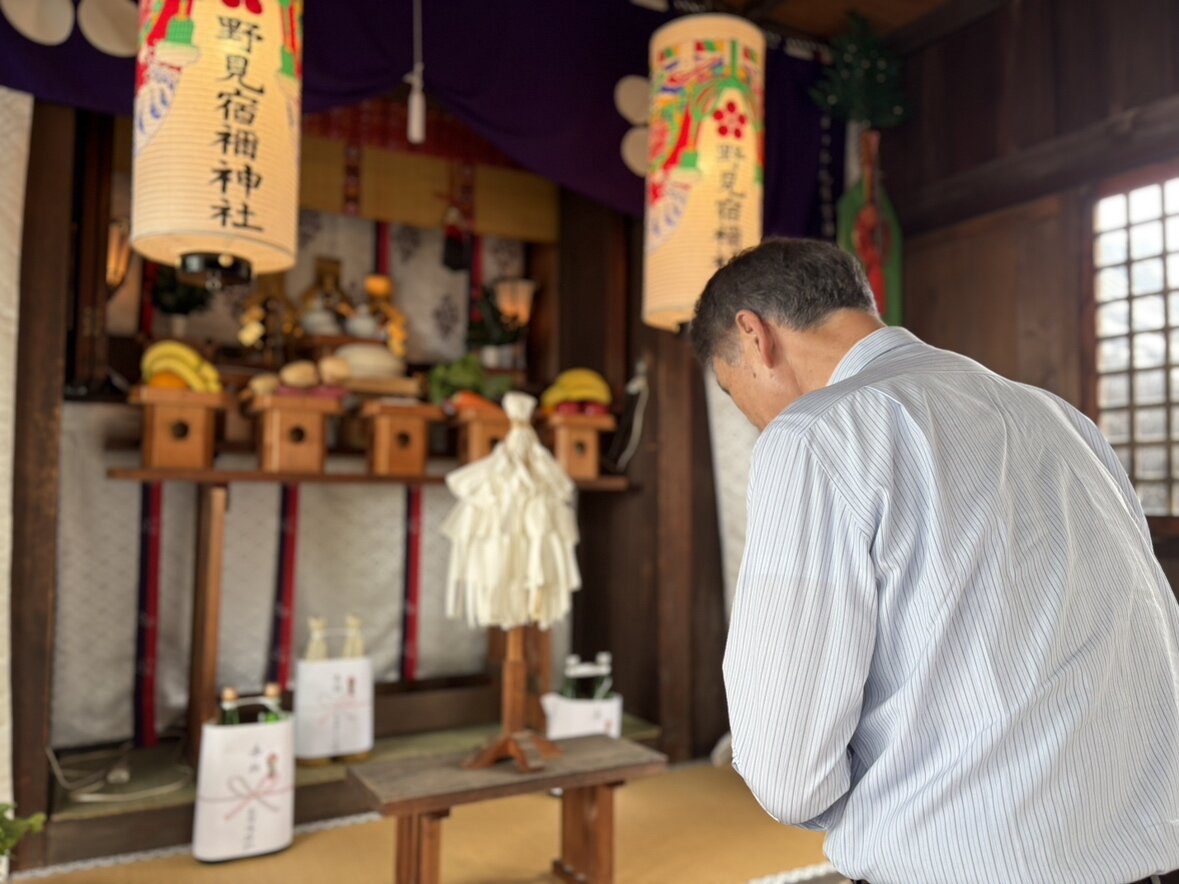 野見宿禰神社を参拝する峰崎親方（元幕内三杉磯）