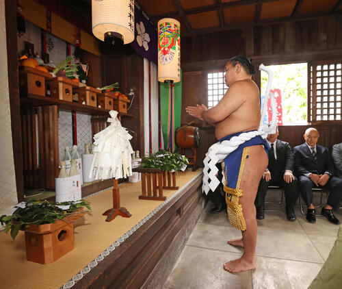 25年5月、奉納土俵入りで野見宿禰神社に参拝する横綱の豊昇龍