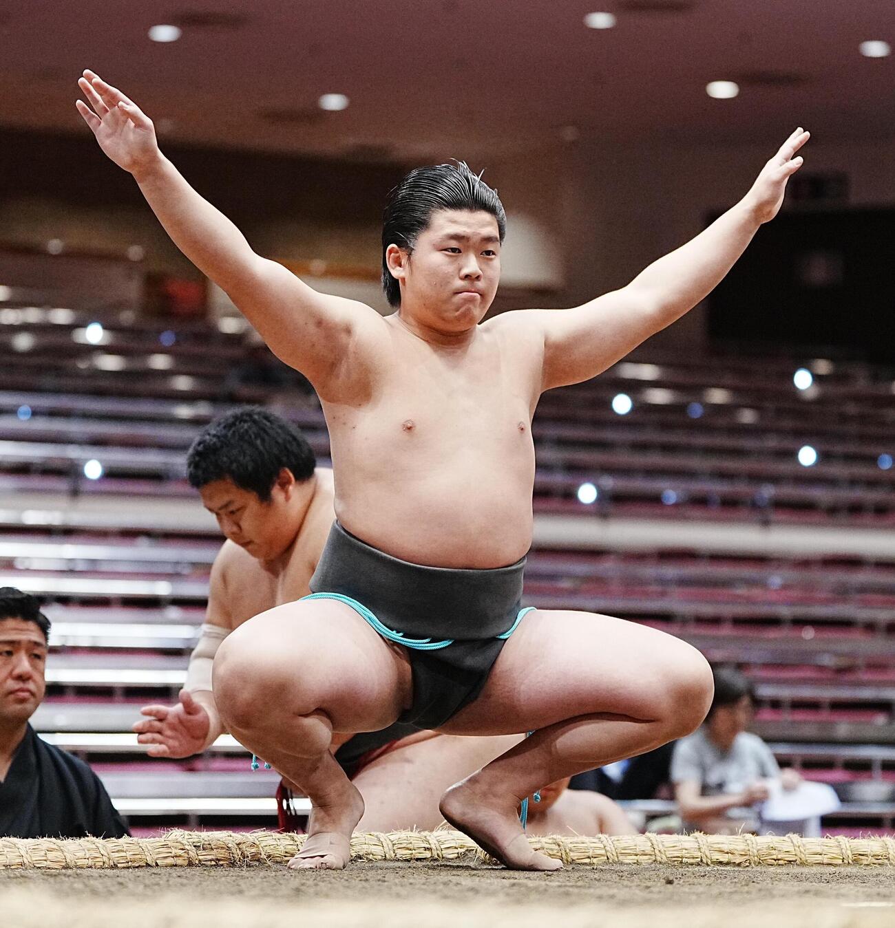 大相撲夏場所4日目　塵手水（ちりちょうず）を切る琴川渕（撮影・小沢裕）