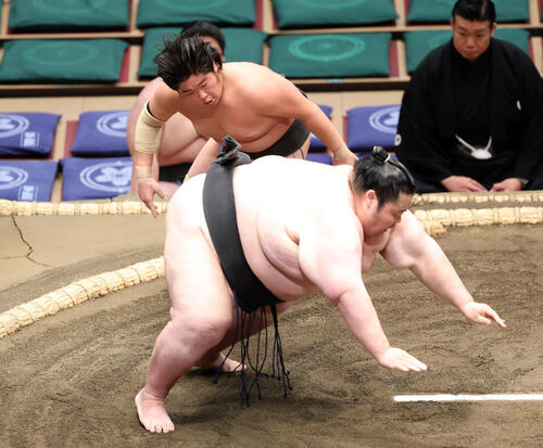 肥後ノ龍（手前）を肩すかしで破る琴芳野（2026年5月撮影）
