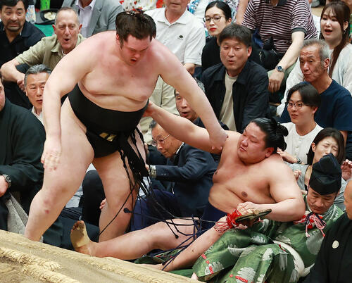 土俵下で朝白龍（右）にだめ押しをする獅司（2026年5月22日撮影）