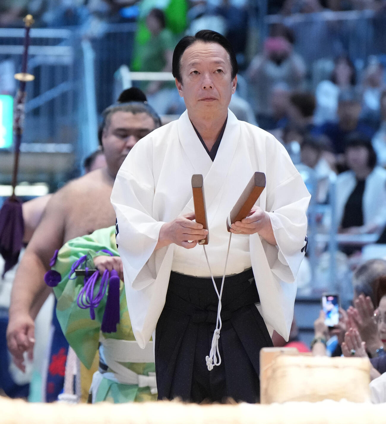横綱土俵入りで拍子木をたたく呼び出しの克之（撮影・森本幸一）