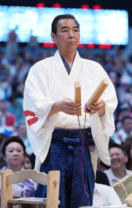 幕内土俵入りで拍子木をたたく呼び出しの幸吉（撮影・森本幸一）