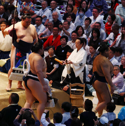大の里の横綱土俵入りで拍子木を打ち鳴らす呼び出しの克之（撮影・加藤哉）