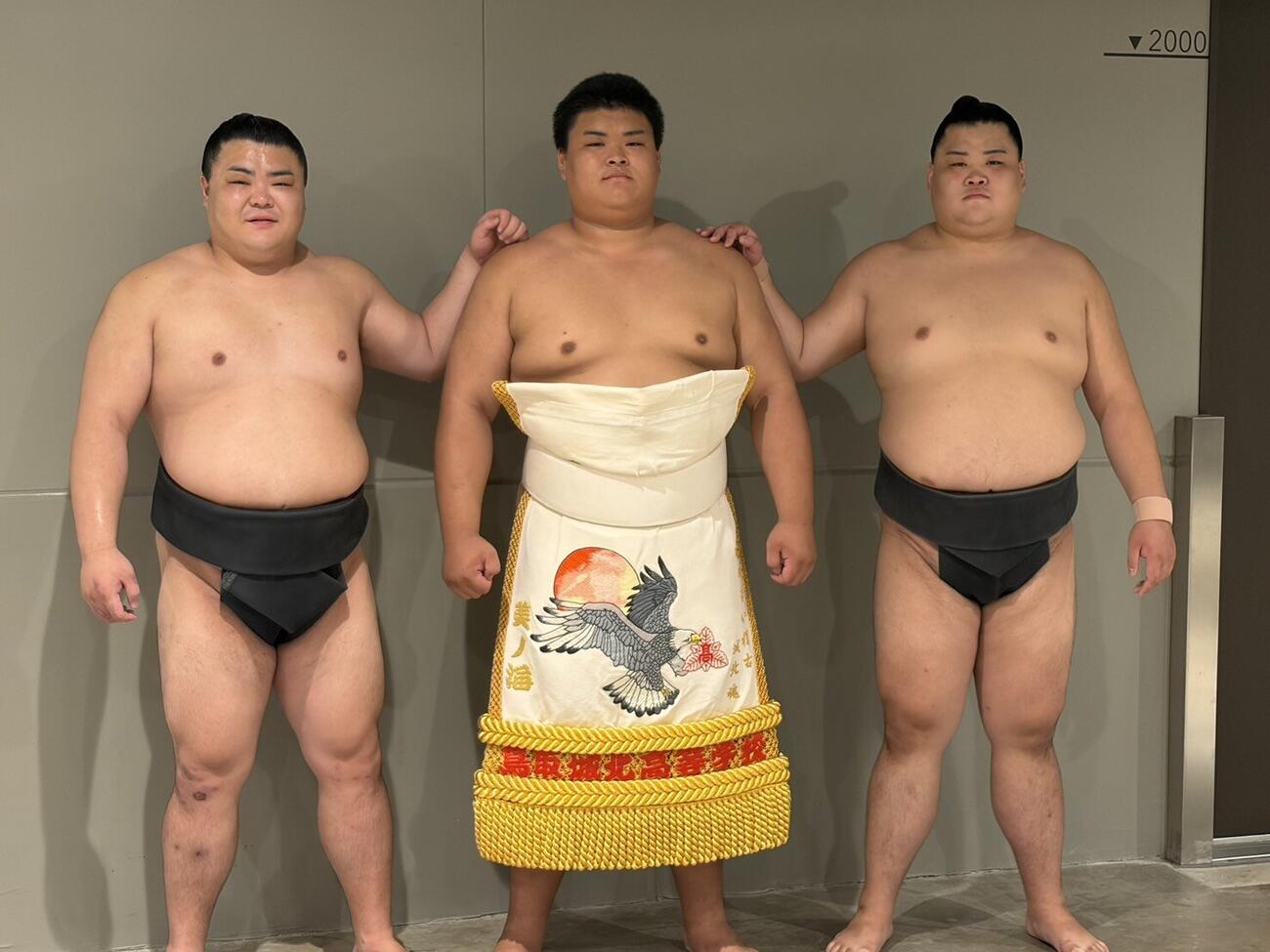 3兄弟で写真に納まる、左から肥後ノ海、井上、肥後ノ丸