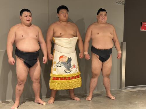 3兄弟で写真に納まる、左から肥後ノ海、井上、肥後ノ丸