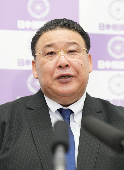 心配する師匠の境川親方（2024年9月撮影）