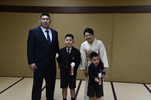 左から整髪後の元小結常幸龍の佐久間貴之さん、長男の心絆君、妻の真美さん、次男の日彩君（2023年2月撮影）
