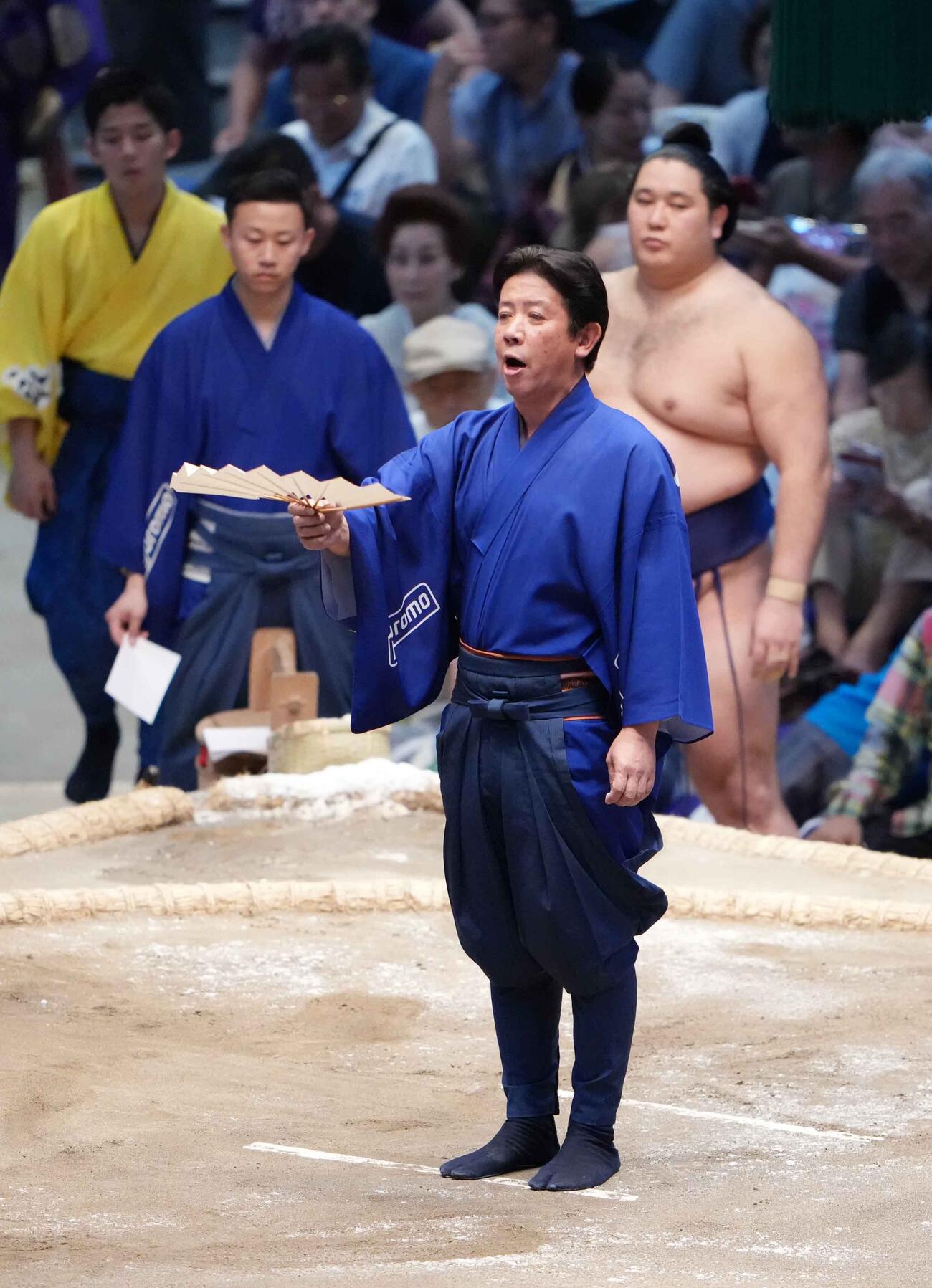 呼び出しの隆二（撮影・小沢裕）