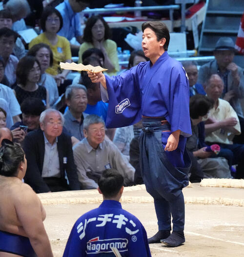 呼び出しの隆二（撮影・森本幸一）