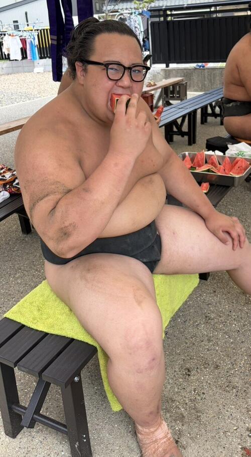 11日、朝稽古後に眼鏡姿でスイカを頬張る丹治（撮影・山田遼太郎）