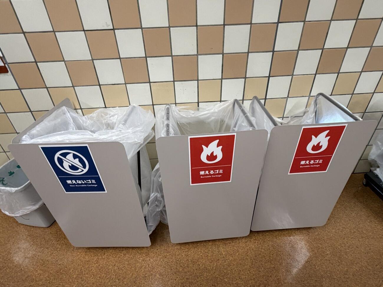 両国国技館に新しく配置されたゴミ箱