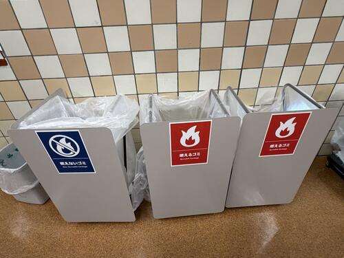 両国国技館に新しく配置されたゴミ箱