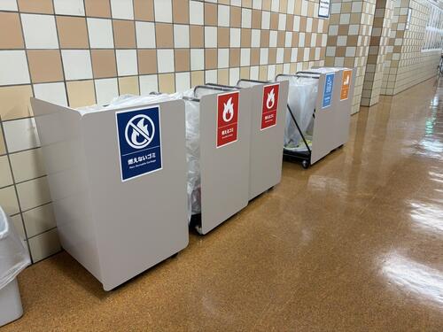 両国国技館に新しく配置されたゴミ箱