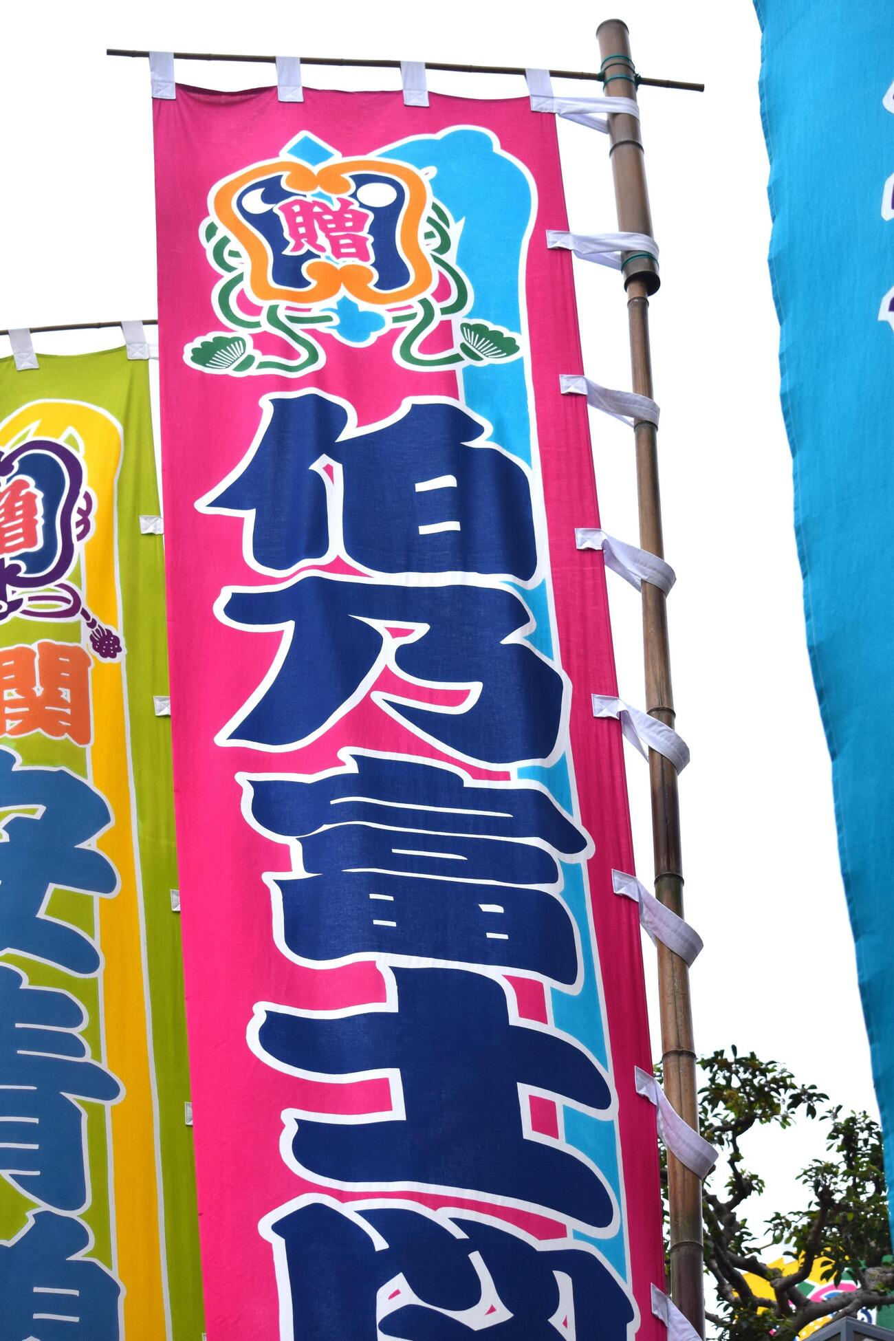 国技館の正面入り口から南門にかけては従来の竹のポール
