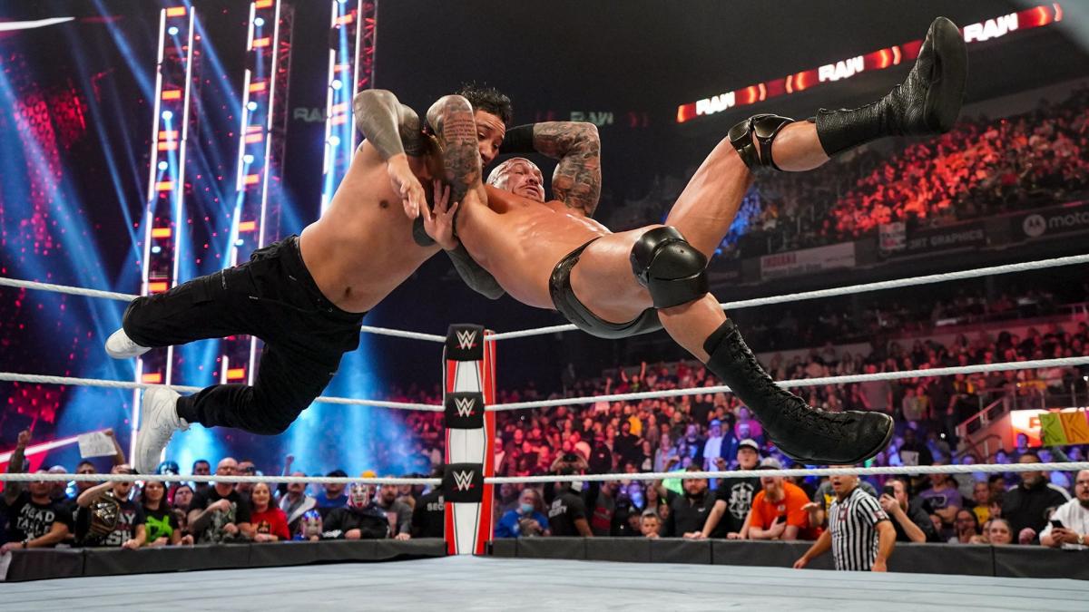 必殺技RKOも健在の「毒蛇」ランディ・オートン（右）（C）2022 WWE, Inc. All Rights Reserved.