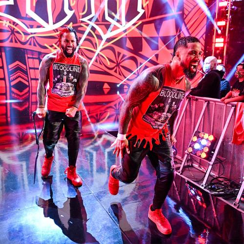 スマックダウン・タッグ王者ながらロウ大会にも姿をみせて活躍するジェイ（右）、ジミーのウーソ兄弟（C）2022 WWE, Inc. All Rights Reserved.