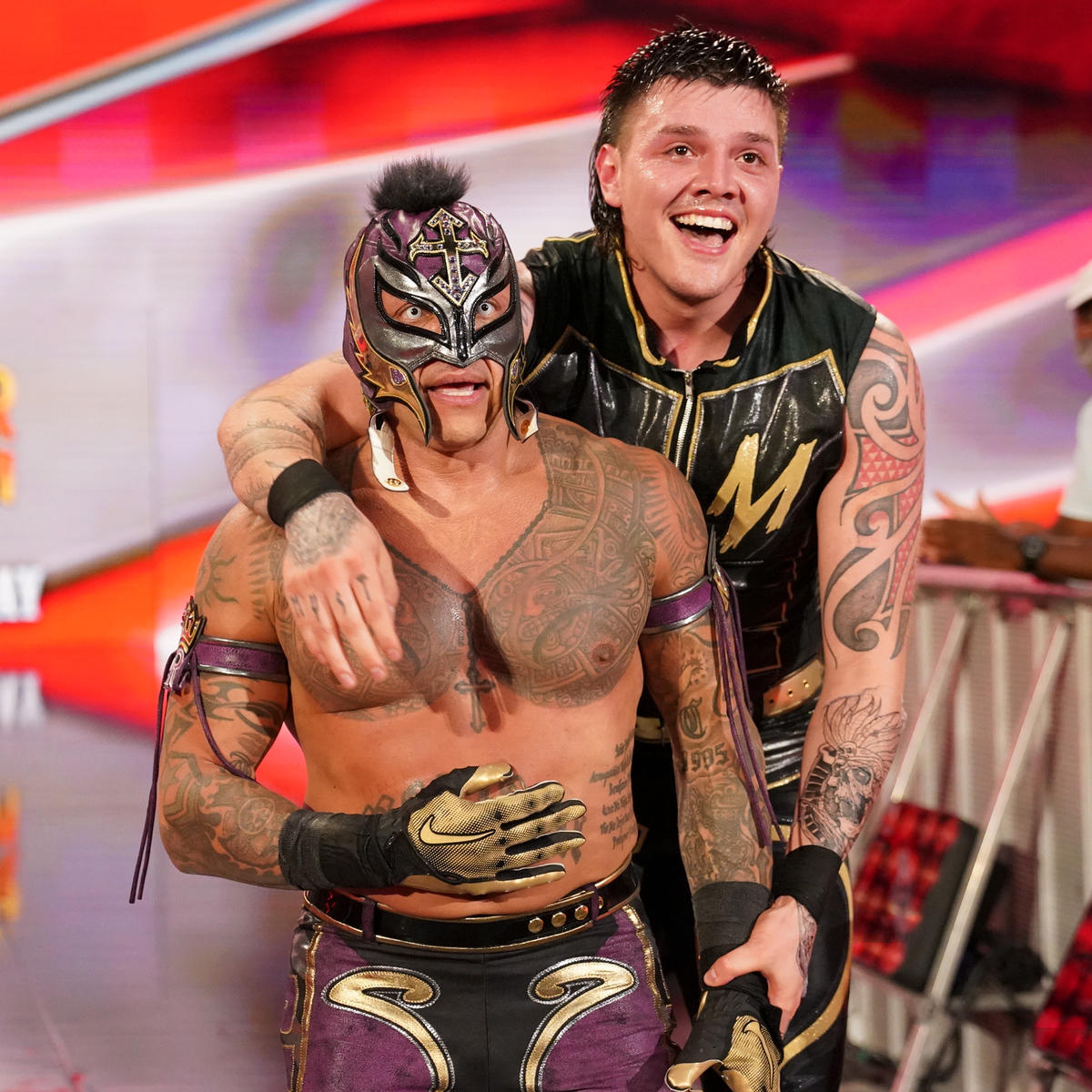 息子ドミニク・ミステリオ（右）と組み、サマースラム大会でノーDQ形式タッグ戦に臨むレイ・ミステリオJr．（C）2022 WWE, Inc. All Rights Reserved.