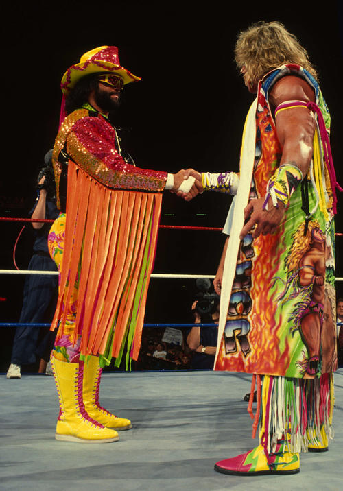 WWFヘビー級王座戦で王者ランディ・サベージ（左）と握手するアルティメット・ウォリアー（C）2022 WWE, Inc. All Rights Reserved.