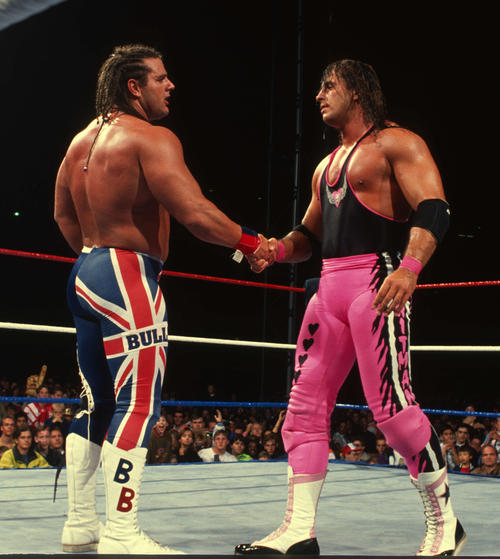 WWFインターコンチネンタル王座戦で、王者ブレット・ハート（右）と握手するブリティッシュ・ブルドッグことデイビーボーイ・スミス（C）2022 WWE, Inc. All Rights Reserved.