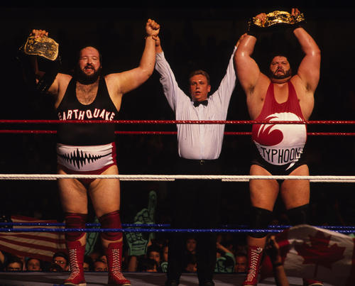 WWFタッグ王座に防衛したジョン・テンタことアースクエイク（左端）とタイフーン（右端）（C）2022 WWE, Inc. All Rights Reserved.