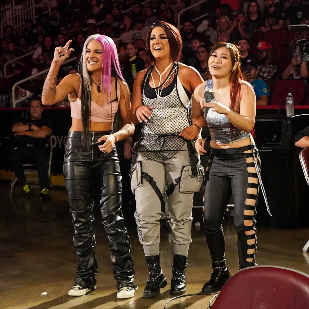 「DAMAGE CTRL」がユニット名になったダコタ・カイ（左端）、ベイリー（中央）、イヨ・スカイ（C）2022 WWE, Inc. All Rights Reserved.