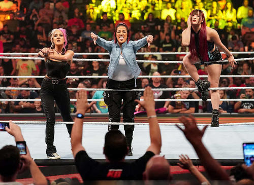 ロウ大会の大観衆の声援を浴びながら存在を誇示するユニット「DAMAGE CTRL」。左からダコタ・カイ、ベイリー、イヨ・スカイ（C）2022 WWE, Inc. All Rights Reserved.