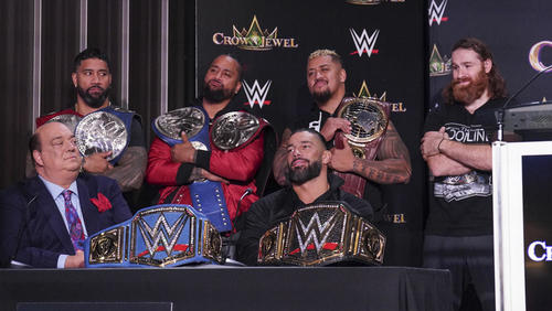 ローマン・レインズ（前列右）率いるユニット、ザ・ブラッドラインのメンバー。後列左からジェイ・ウーソ、ジミー・ウーソ、ソロ・シコア、サミ・ゼイン。前列左はポール・ヘイマン（C）2022 WWE, Inc. All Rights Reserved