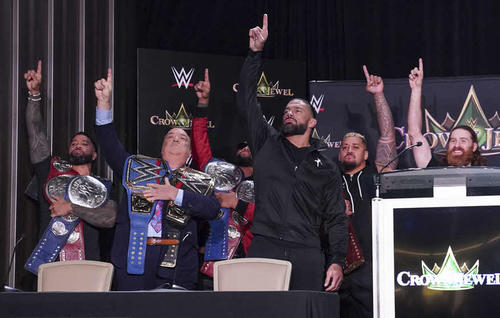 ザ・ブラッドラインのメンバー。左端からジェイ・ウーソ、ポール・ヘイマン、ジミー・ウーソ、ローマン・レインズ、ソロ・シコア、サミ・ゼイン（C）2022 WWE, Inc. All Rights Reserved