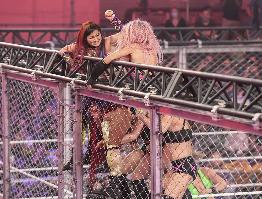 19年のNXT女子ウォーゲームスに出場したイヨ・スカイ（左）コピーライト2022 WWE, Inc. All Rights Reserved.