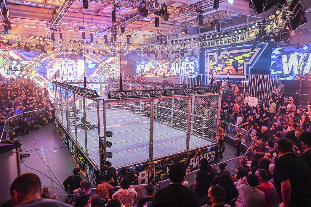 WWE傘下のNXTで17年11月のテイクオーバー大会から開始された5対5ウォーゲームズ戦のリングコピーライト2022 WWE, Inc. All Rights Reserved.