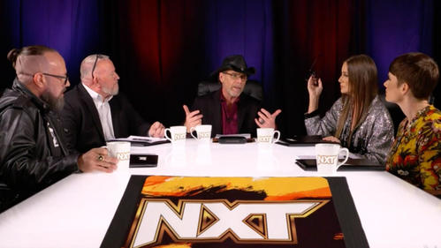 NXTの選手育成開発部門・上席執行役員のショーン・マイケルズ（中央）がWWE殿堂入り4人を集めて会議（C）2022 WWE, Inc. All Rights Reserved.