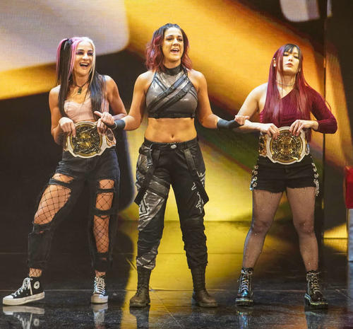 今年7月から戦列復帰しダコタ・カイ（左端）、イヨ・スカイ（右端）とWWE女子戦線をかき回したベイリー（C）2022 WWE, Inc. All Rights Reserved.