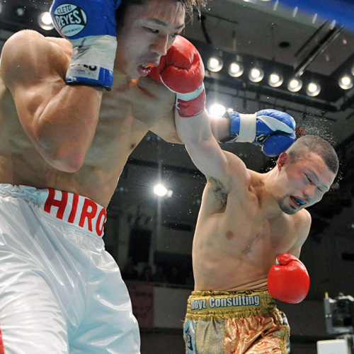 ９回、松崎（左）の顔面にパンチを放つ小堀（撮影・小沢裕）
