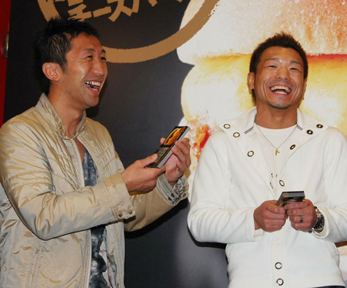 ロッテリアの新バーガーのＰＲに出席した内藤（左）と川嶋