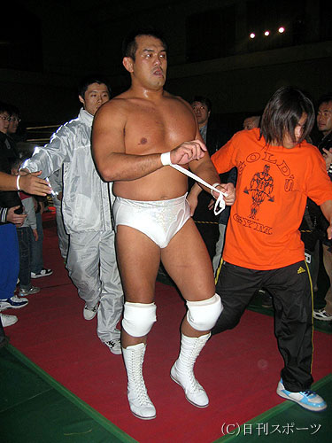 試合を終えて引き揚げる秋山準