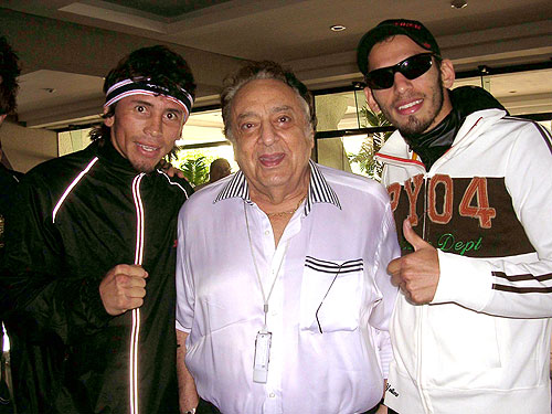 ＷＢＣのスレイマン会長（中央）が、バレロ（左）とリナレス（右）を激励した