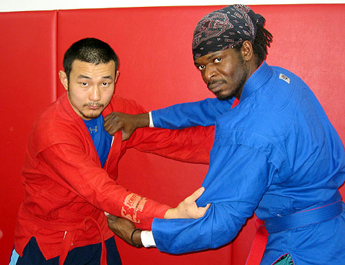 やれんのか！へ向けた公開練習を行った長谷川（左）。右はアッカ