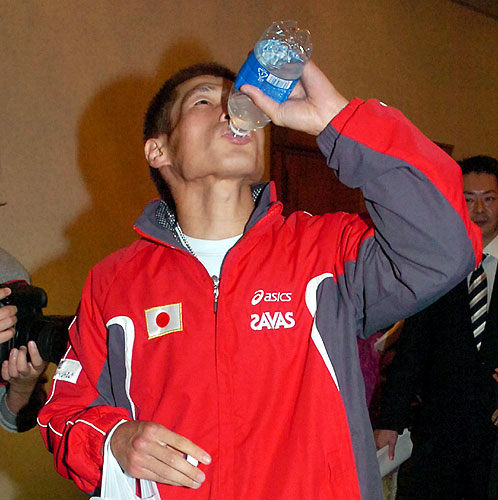 １回で計量に合格した長谷川穂積は清涼飲料水を一気に飲みほす
