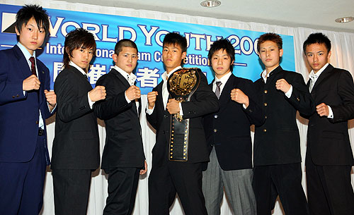 ポーズをとる左から嶋田、才賀、ＨＩＲＯＹＡ、雄大、久保、村越、藤