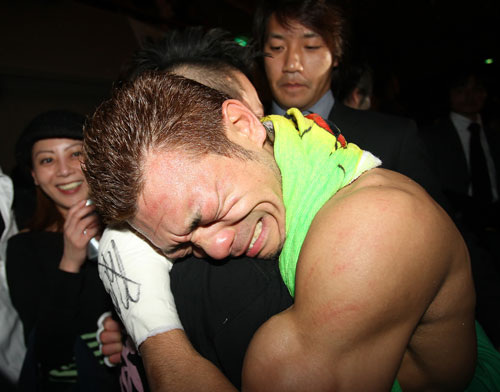 リング上で引退を表明した川嶋は花道で関係者と抱き合い涙を流す