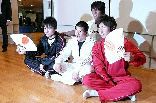 左から嶋田、ＨＩＲＯＹＡ、才賀。奥はユース日本代表の前田監督