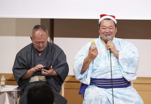 トークで会場を盛り上げた豊ノ島(右)とMCを務めた日刊スポーツ佐々木記者