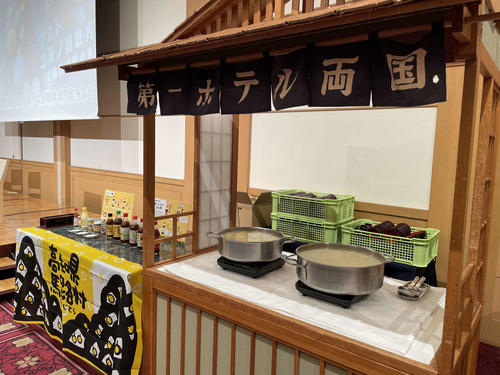 馬路村農業協同組合のぽん酢と梶原食品の勝越しとうふのコラボ湯豆腐が提供された屋台ブース