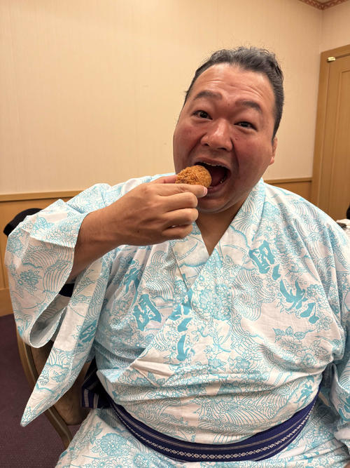 きみや特製メンチをほおばる豊ノ島