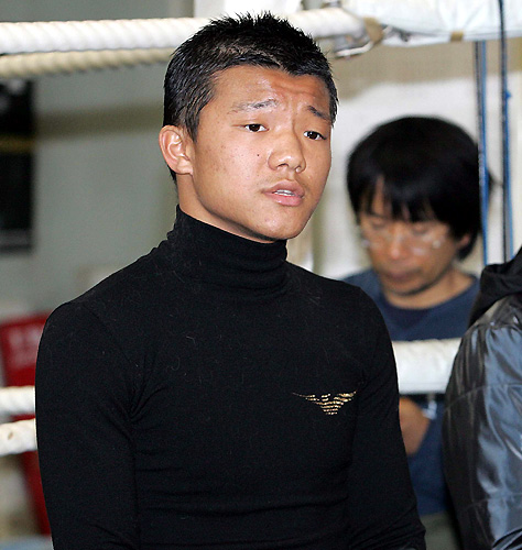 報道陣の質問に答える亀田大毅（撮影・中村誠慈）